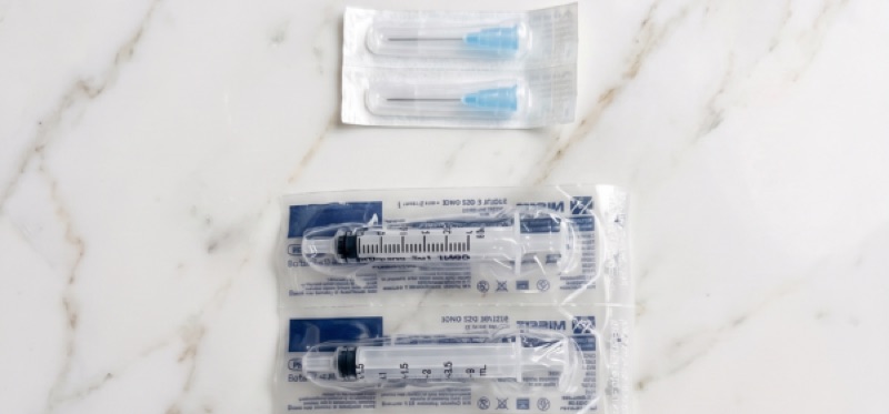 2 mixing syringes and needles